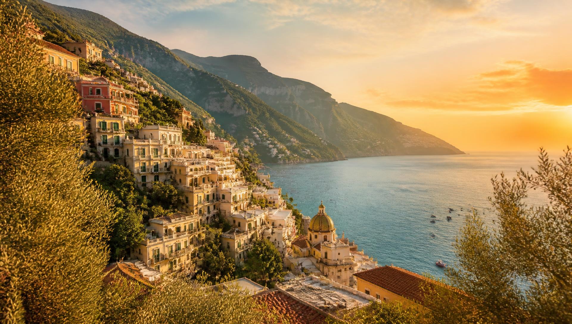 Borgo italiano affacciato sul mare al tramonto